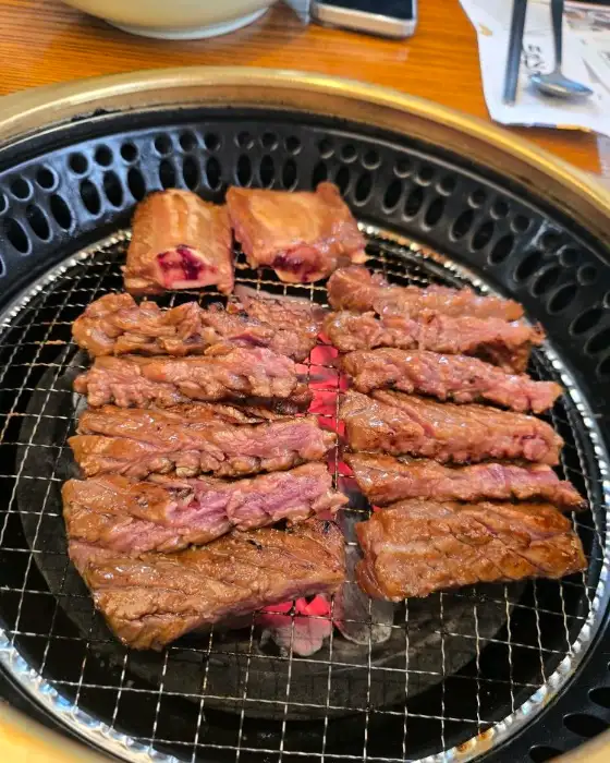 몯갈비에서 구워지는 다양한 부위의 갈비
