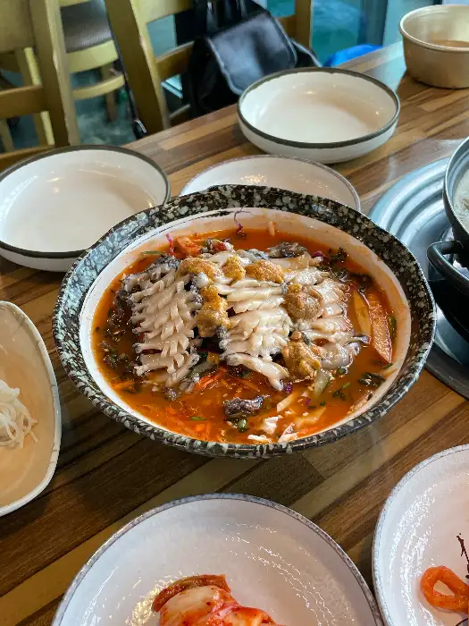 신선한 해산물이 가득한 모듬 물회