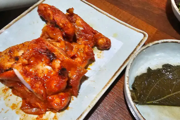 접시에 담긴 닭갈비와 깻잎쌈