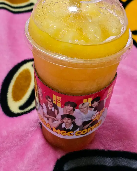 오렌지 색 음료