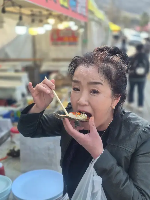 음식을 맛있게 먹는 여성
