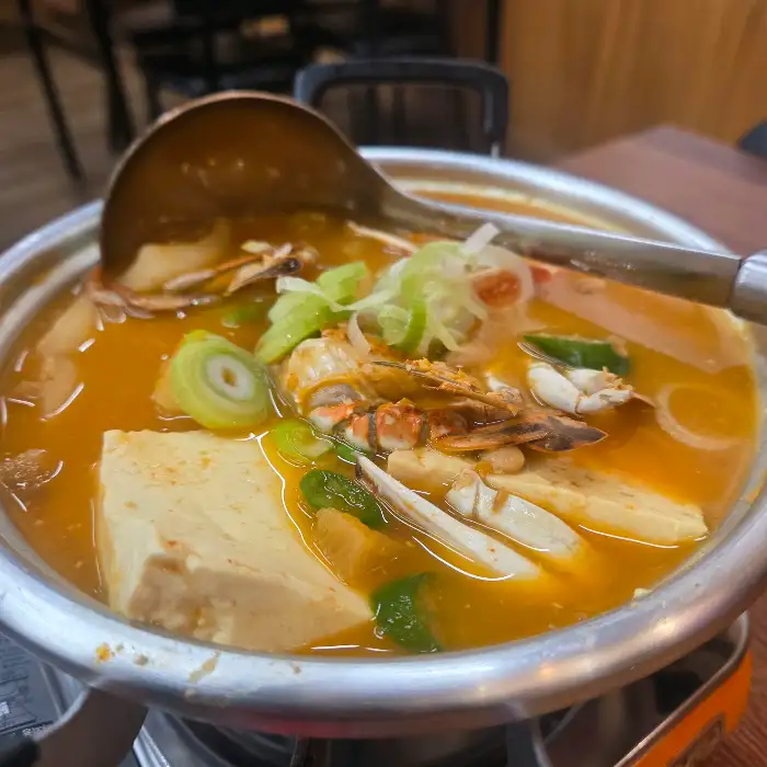 족발의 부드러운 속살과 쫄깃한 껍질이 보이는 클로즈업 샷