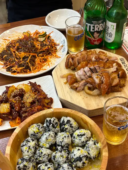 족발, 막국수, 주먹밥 등이 푸짐하게 차려진 테이블 모습