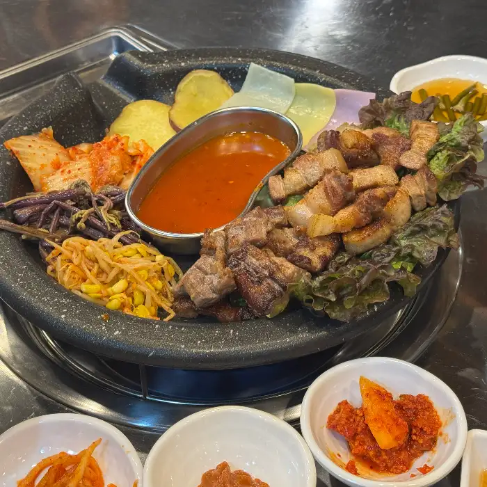 푸짐하게 차려진 삼겹살 세트 메뉴