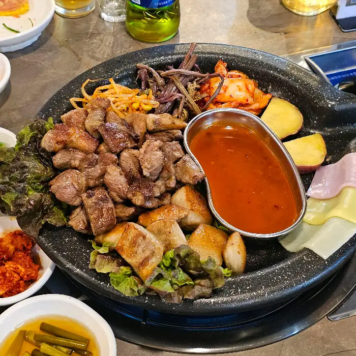 다양한 밑반찬과 함께 나온 고기 플레이트
