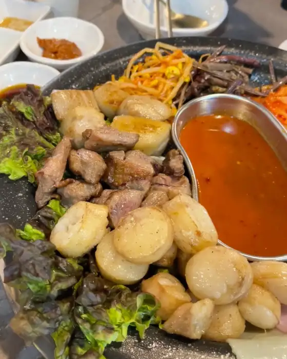 잘 구워진 삼겹살 조각