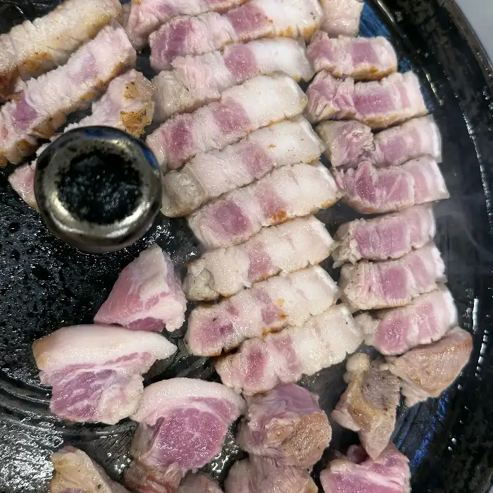 잘 익은 삼겹살 조각들