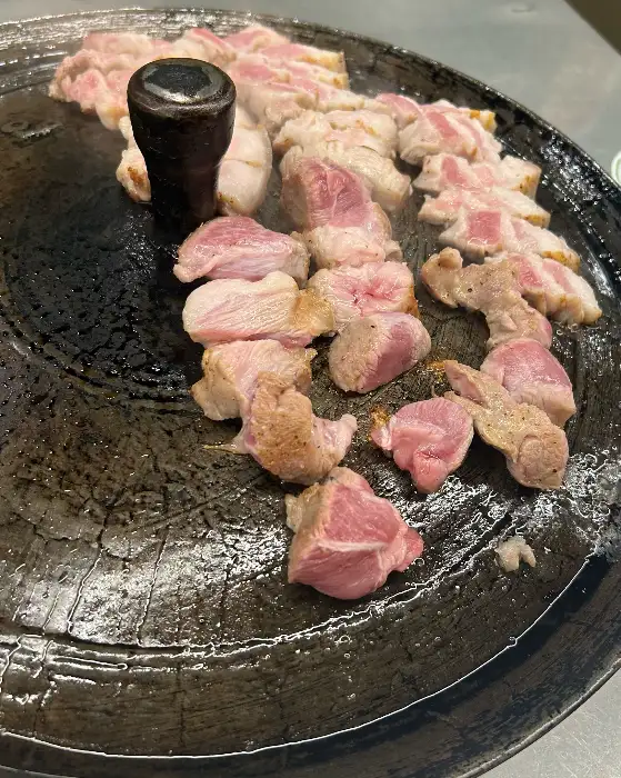 솥뚜껑 위에서 익어가는 고기들