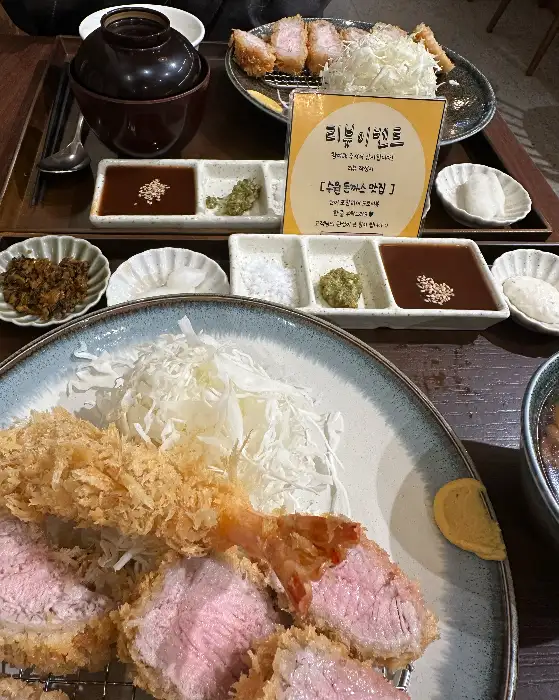 다양한 소스와 곁들여 먹는 돈까스