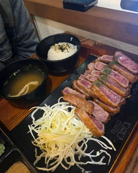 플레이팅된 규카츠와 곁들임 찬