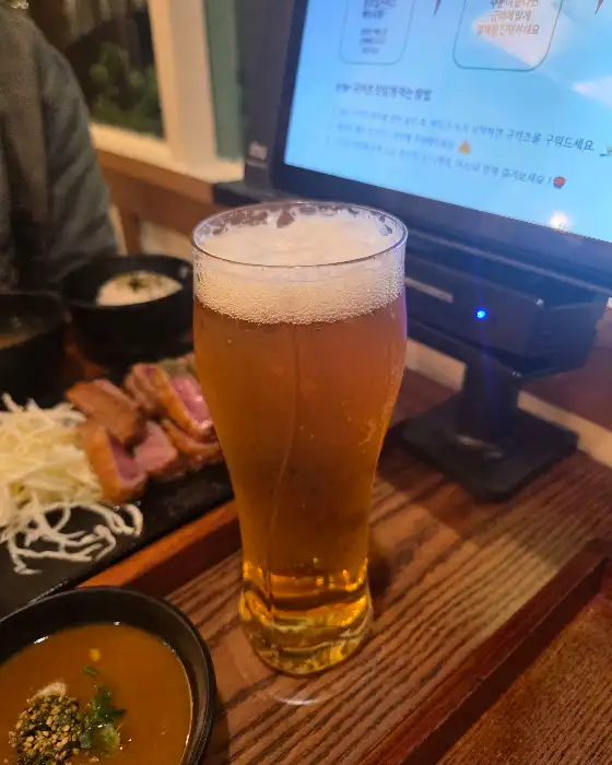 시원한 맥주와 함께 나온 요리