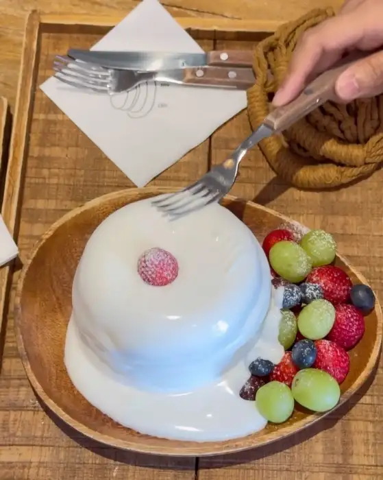 몽플의 수플레 팬케이크를 포크로 맛보는 모습