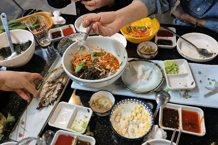 푸짐하게 담긴 매운탕과 곁들임 찬
