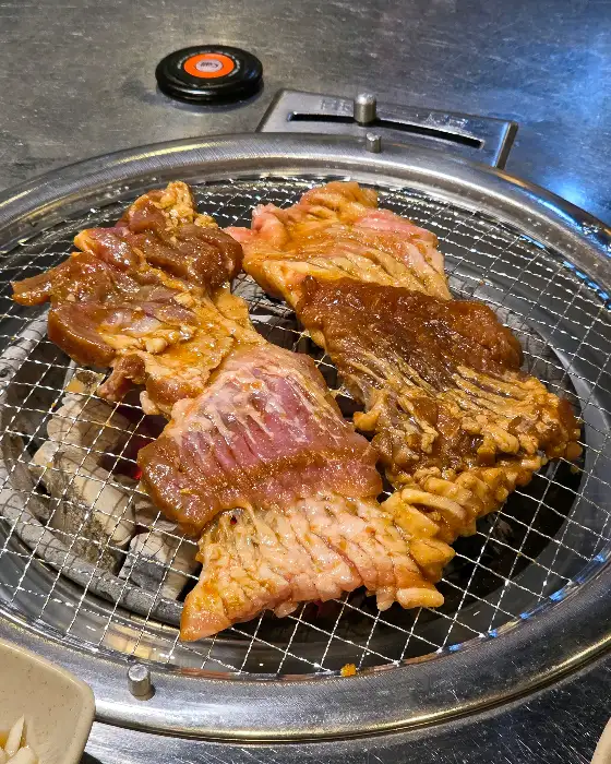 숯불 위에서 구워지고 있는 돼지갈비