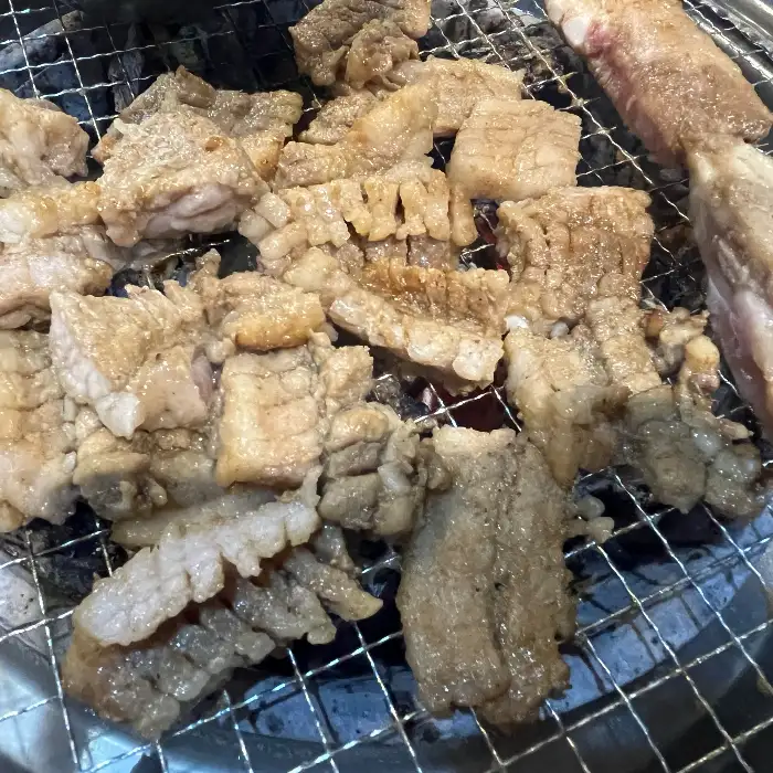 잘 구워진 돼지껍데기