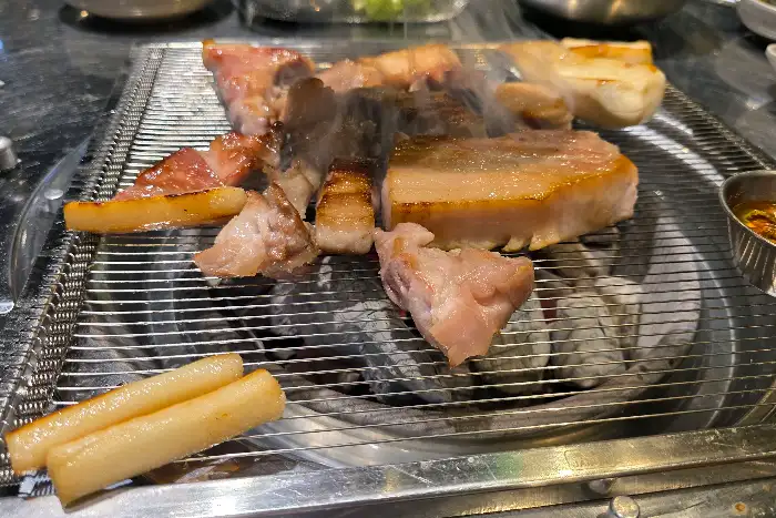 다양한 부위의 돼지고기 구이
