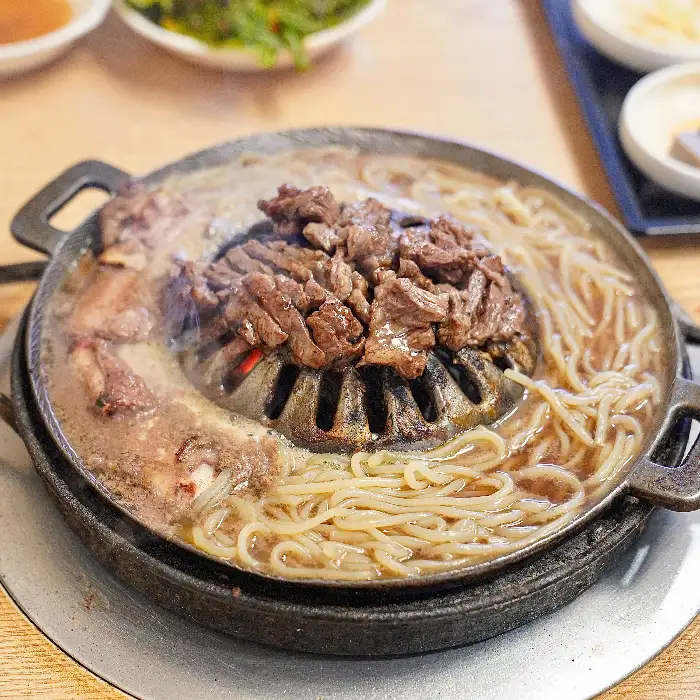 국밥과 수육이 놓인 식탁 모습