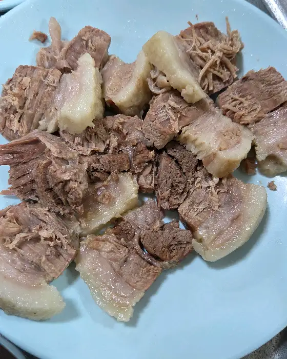 플레이팅된 수육 사진