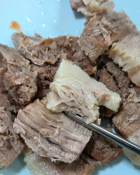 수육 한 점을 집어 올린 모습