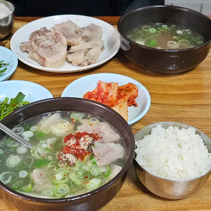 돼지국밥 한상차림