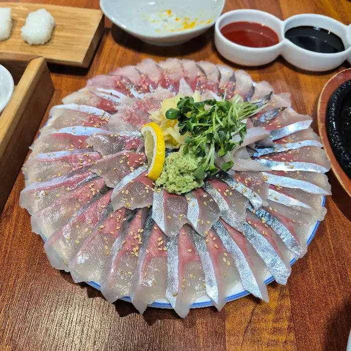 잘 차려진 고등어회 한 접시
