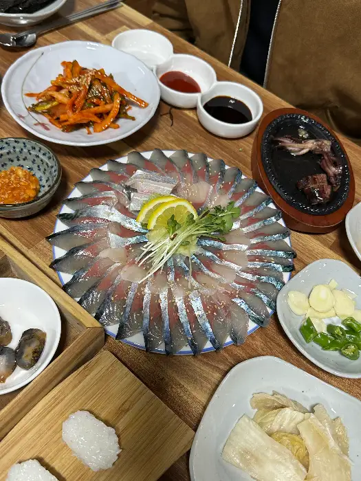정갈하게 담긴 고등어회와 곁들임 찬