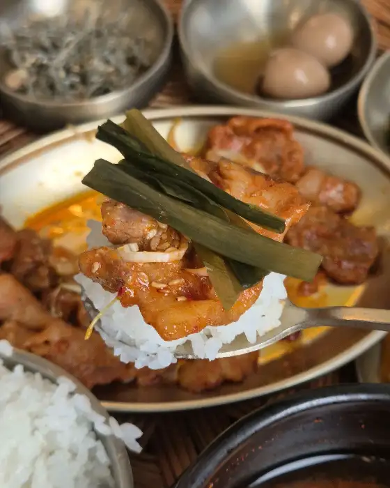 집어 올린 제육 한 점