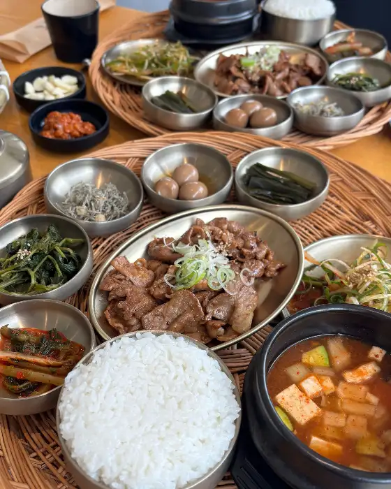 여러 개의 한상차림