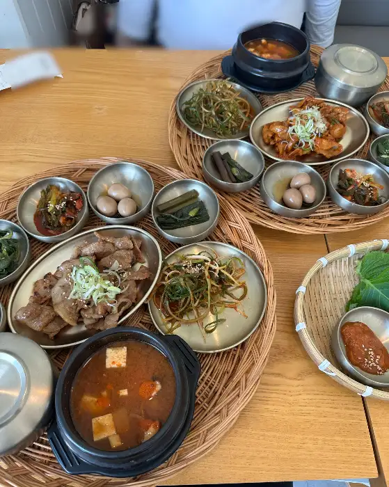 두 개의 제육 한상차림