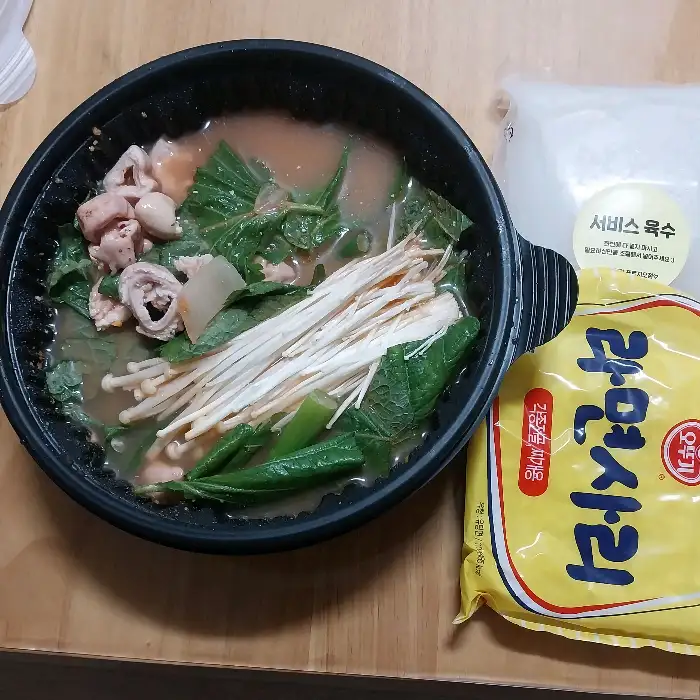곱창전골에 라면 사리 추가