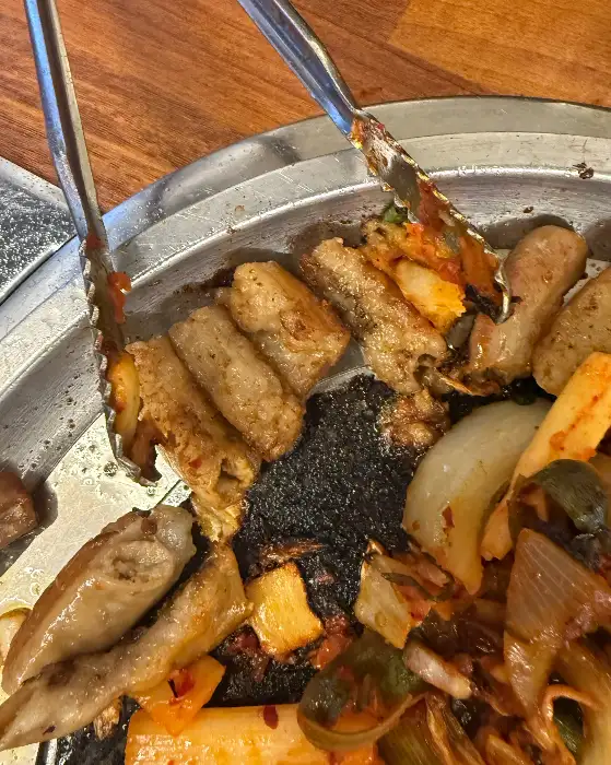 잘 구워진 곱창과 채소