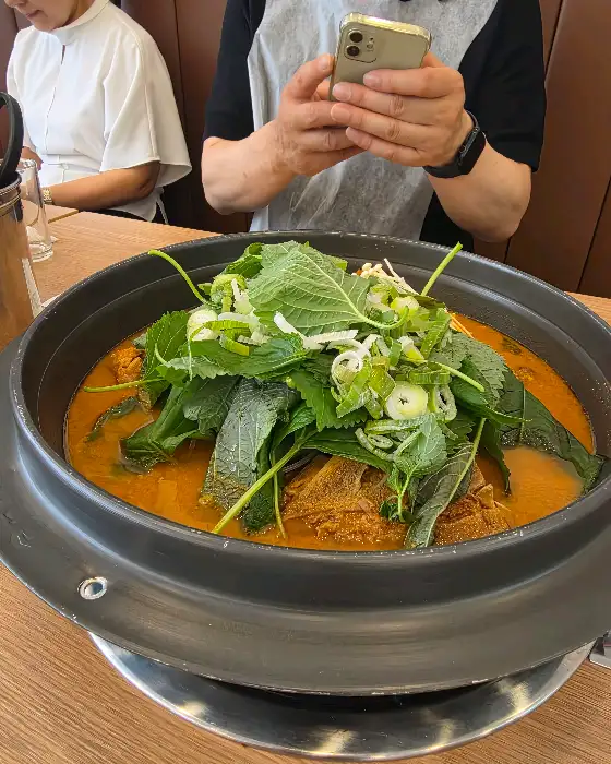 푸짐하게 담겨 나온 묵은지 감자탕