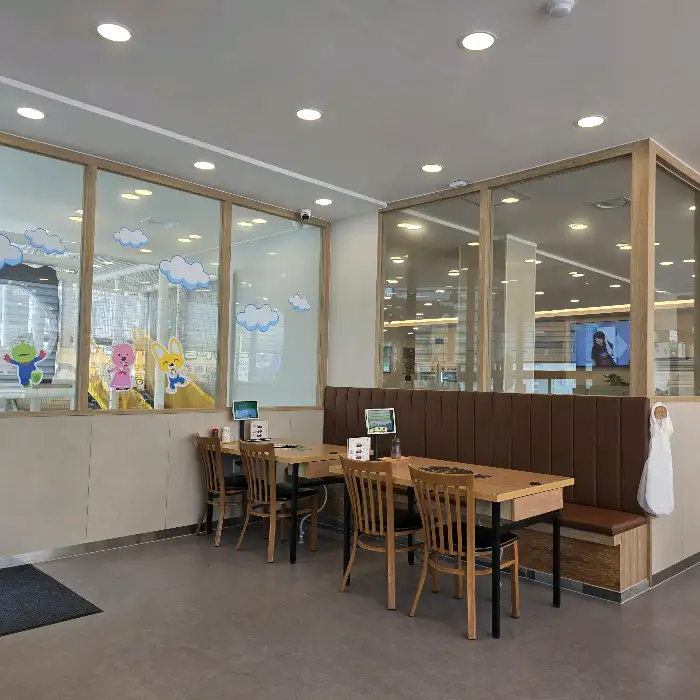 테이블마다 놓인 묵은지 감자탕 뚝배기와 뼈해장국 뚝배기