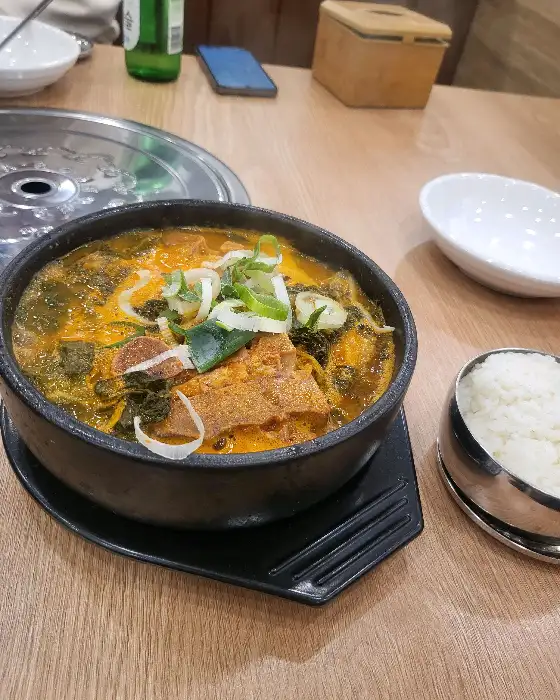 푸짐한 뼈해장국과 밥 한 공기