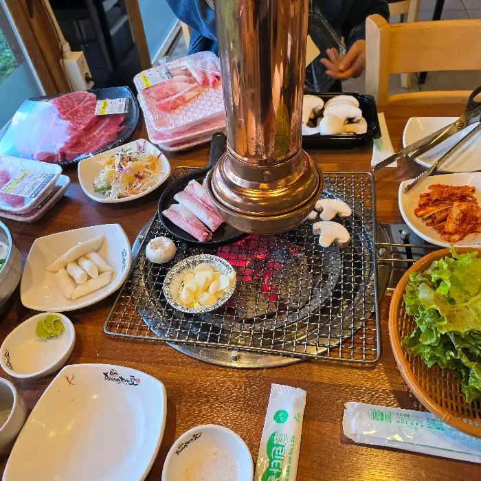 숯불 위에서 맛있게 구워지는 한우