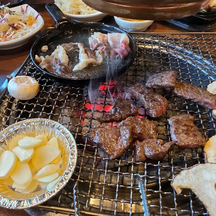 맛있게 익어가는 한우와 곁들임 찬