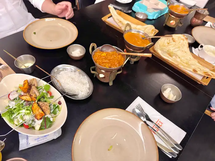 테이블 위에 차려진 푸짐한 인도 요리 상차림