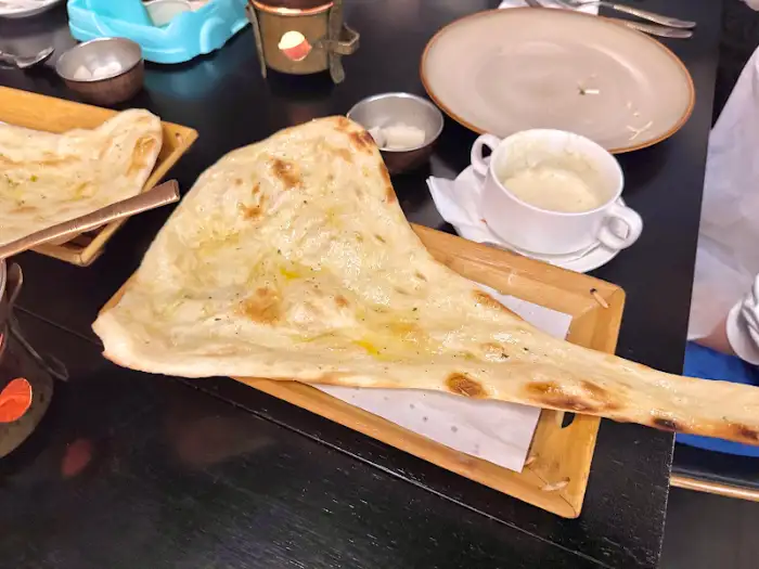 손으로 찢어 먹는 듯한 큼직한 난의 모습