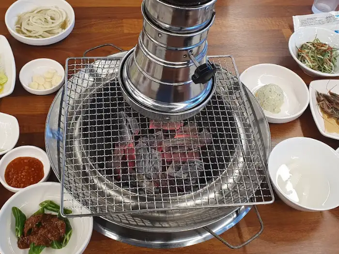 불판 위에서 지글지글 구워지는 돼지갈비