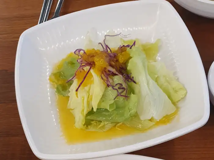 신선한 상추에 쌈 싸 먹기 좋은 다양한 쌈 채소