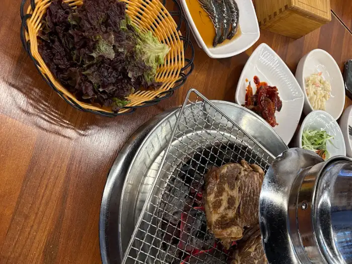 고기와 함께 곁들여 먹기 좋은 쌈무와 깻잎