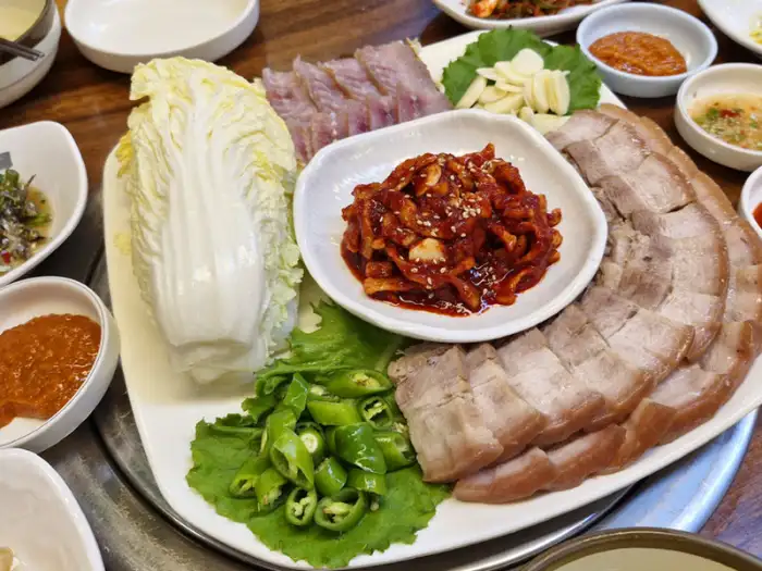 푸짐한 삼합 보쌈