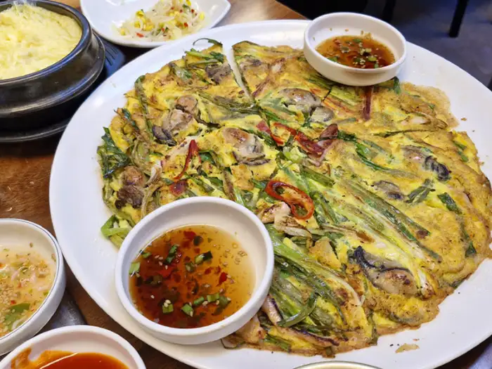 노릇노릇하게 구워진 굴전