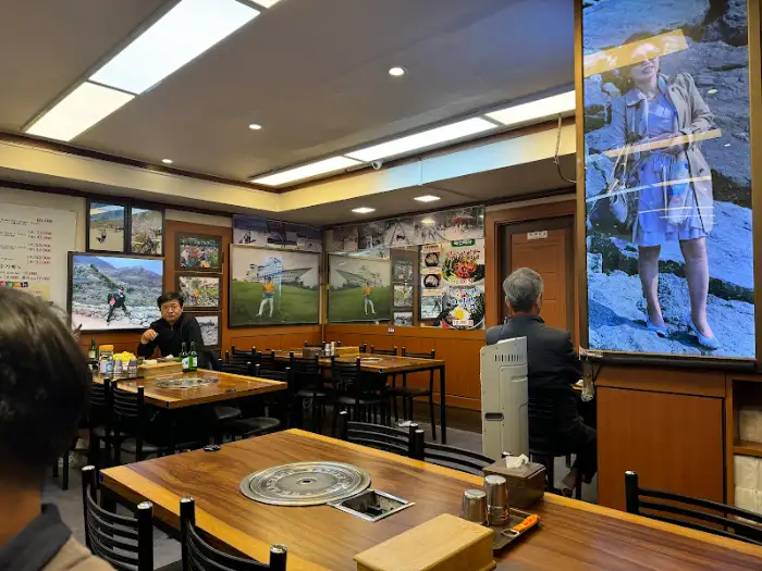 식당 내부 테이블 모습
