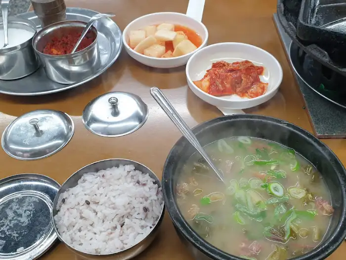 테이블에 차려진 밥, 국, 김치 등 밑반찬