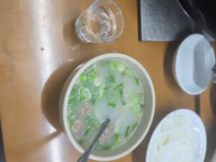 사골 해장국 한 그릇과 곁들임 찬