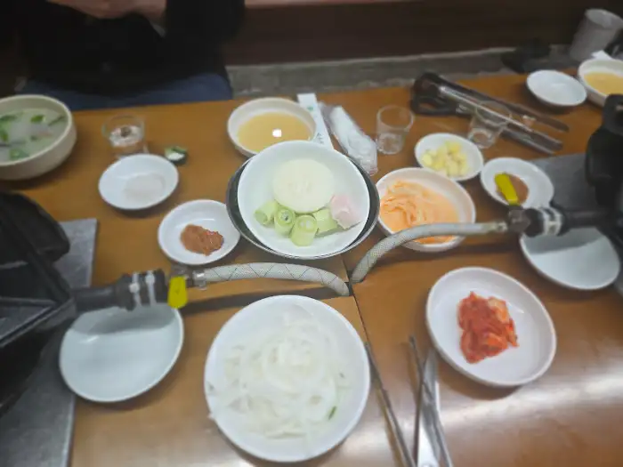 테이블에 차려진 다양한 음식들
