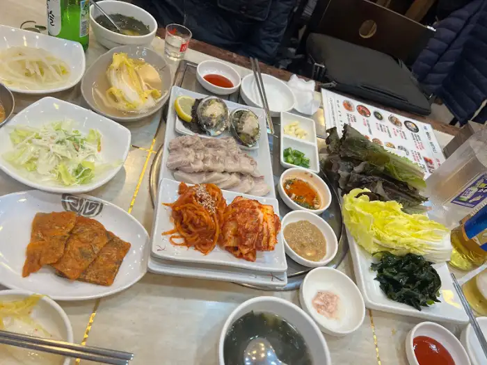 다양한 반찬과 함께 나온 수육