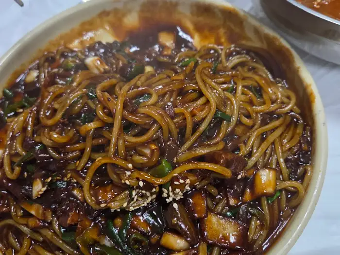 잘 비벼진 비빔간짜장 클로즈업
