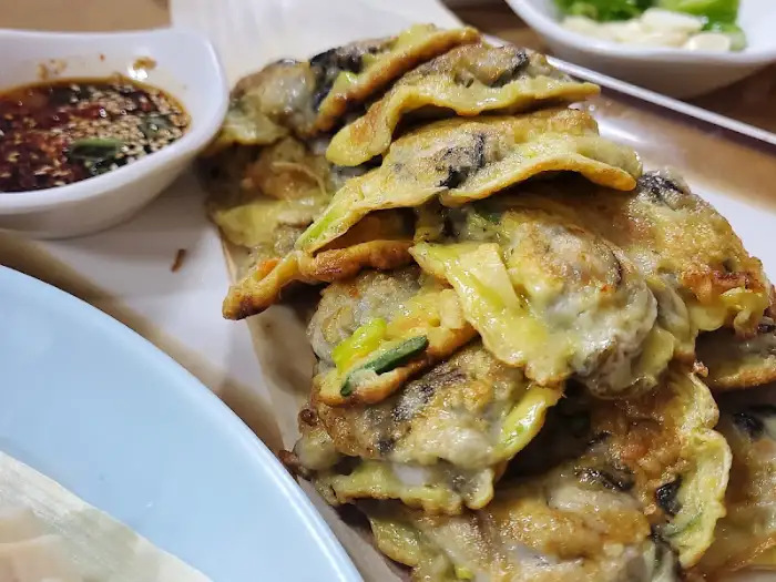 바삭하게 부쳐진 굴전
